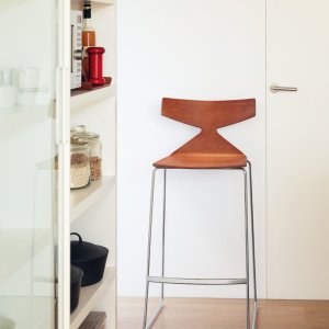 Piètement en acier laqué de la chaise Saya d'Arper