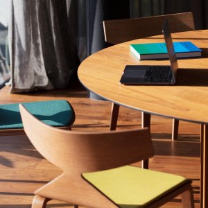 Bureau à domicile avec une chaise Saya d'Arper