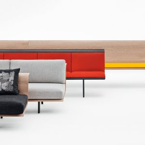 Banquette Zinta le long d'un mur de couloir
