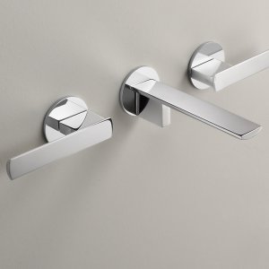 Ayla de Cea Design, robinetterie murale à deux poignées en acier inoxydable poli