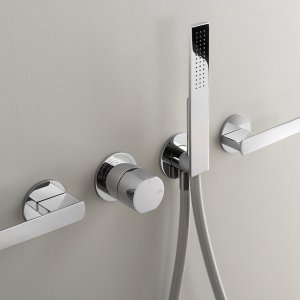 Ensemble trois trous Ayla en acier inoxydable satiné sur lavabo, Cea Design