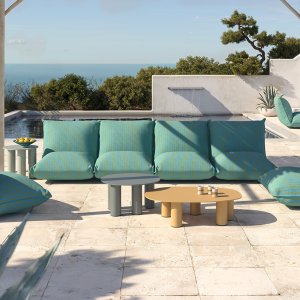 Fauteuil Brezza dans un bar en rooftop