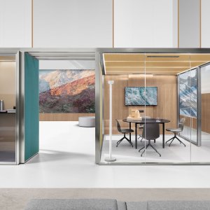 Cabine acoustique CSS_Village avec panneaux textiles et vitrage transparent