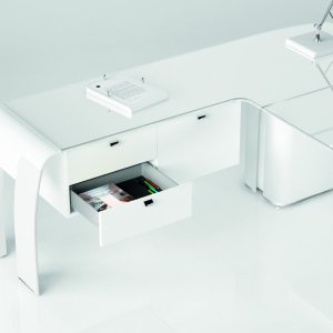 Alfa de Codutti en verre laqué blanc avec pieds en cuir carbone