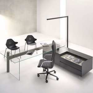 Profil en aluminium poli entre le plateau et la joue du bureau Attiva