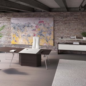 Table de réunion modulaire Genesis en cuir avec profil chromé entre les plateaux