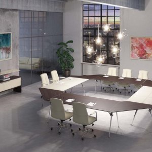 Bande en aluminium poli traversant le plateau du bureau Genesis