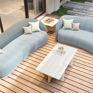 Table de réunion Ginza en bois massif avec chaises en bois devant un mur à lames