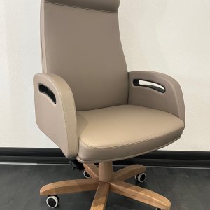 Table de conférence semi-ovale iSixty avec voile toute hauteur en cuir
