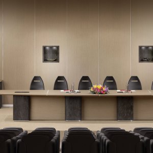 Bureau moderne Omega en chêne teinté noyer avec plateau en verre noir