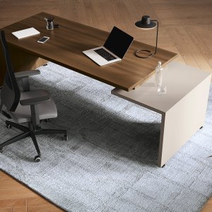 Panneau arrière distancé du plateau sur le bureau GO