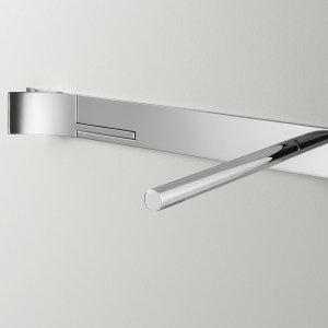 Détail de la robinetterie murale Cut Plus en acier poli