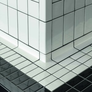 Baignoire habillée de pièces spéciales Din