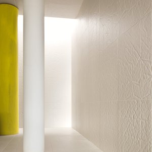 Salle d'eau habillée de Folded blanc de Raw Edges