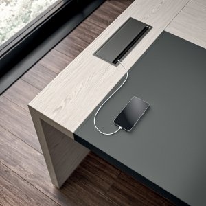 Goulotte à trappe sur le plateau du bureau e-10