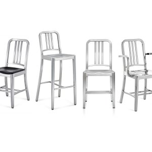 Chaises design Navy 1006 d'Emeco en aluminium brossé autour d'une table