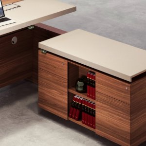 Plateau en Pelle Soft à carreaux cousus sur le bureau de direction Altagamma