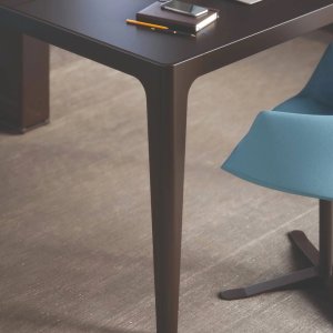 Table Sharing Grand More avec le panneau acoustique relevé au centre du plateau