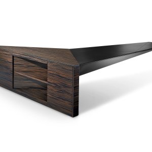 Table basse Euclideo 60 par 60 près du bureau