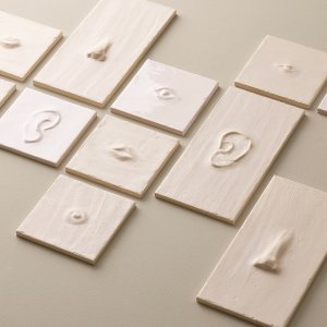 Brique Body en Chalk sur un mur, Faces & Figures de Mutina
