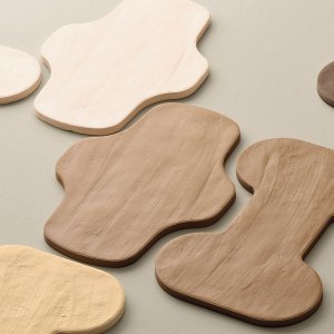 Plain Tiles Sand Matt 30×30 au sol d’un couloir lumineux
