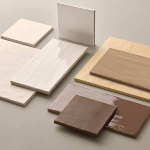 Figure Clay Matt posé au sol, deux formes organiques de Mutina