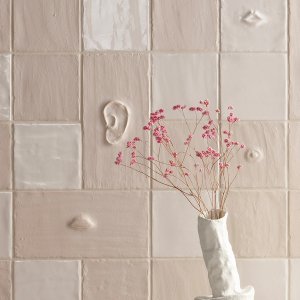 Mur Chalk Matt avec la composition Face de Faces & Figures Mutina