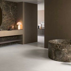 Robinetterie design Flora en Brushed Steel Look sur un plan en marbre gris