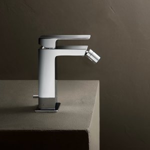 Robinetterie design Fantini : set douchette Mint avec rosace carrée au mur