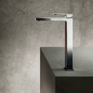 Fantini Mint en Matt Gun Metal : lavabo mural et douche dans la même pièce
