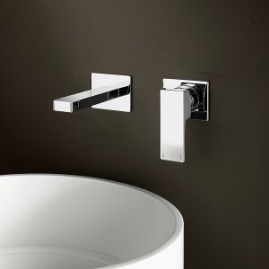 Salle d’eau des invités avec mitigeur Mint de Fantini et grand miroir