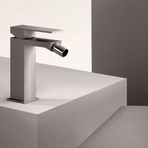 Mitigeur haut Mint de Fantini en Matt Black près d’une vasque en céramique blanche