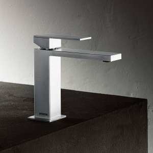 Mitigeur de lavabo monotrou Mint de Fantini en chrome sur un plan en pierre