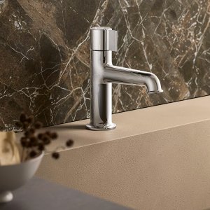 Bidet équipé du mitigeur Flora en chrome à aérateur articulé