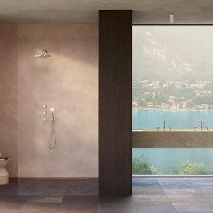 Baignoire avec commandes Flora murales alignées à l’horizontale