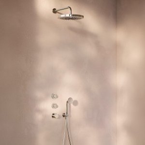 Douchette Flora de Fantini sur son support mural avec prise d’eau