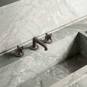 Mitigeur monotrou Flora en chrome sur une vasque en pierre claire