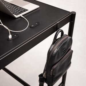 Table basse Fluido de Martex dans un coin pause