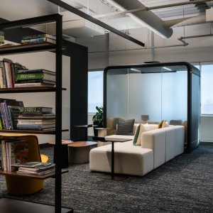 Framery Four en finition sombre près des postes