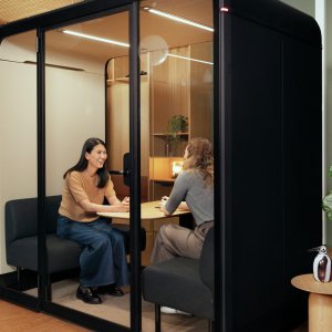 Écran tactile enchâssé dans la table du Framery Four