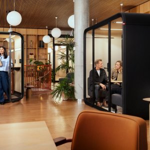 Assise réglable avec repose-pieds dans la Framery One Compact