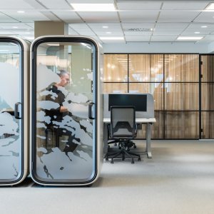 Framery One Compact de profil sur un mètre carré au sol