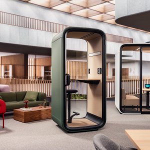 Framery One Compact installée entre les bureaux d'une agence