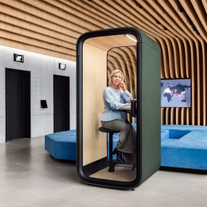 Intérieur de la Framery One Compact avec table en bouleau