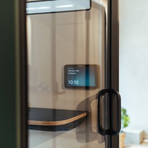 Visioconférence sous éclairage dédié dans la Framery One Compact
