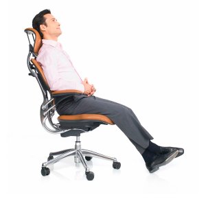 Freedom de Humanscale devant un bureau de direction