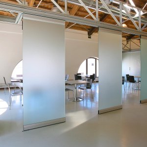 Manivelle amovible insérée au dos d'un panneau PMI