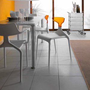 Chaises design Punk et Shark dans un intérieur