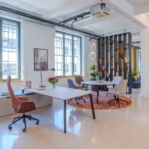 Meuble se:vision storage placé à côté du bureau