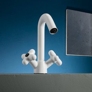 Mélangeur monotrou I Balocchi de Fantini en noir mat sur un lavabo blanc